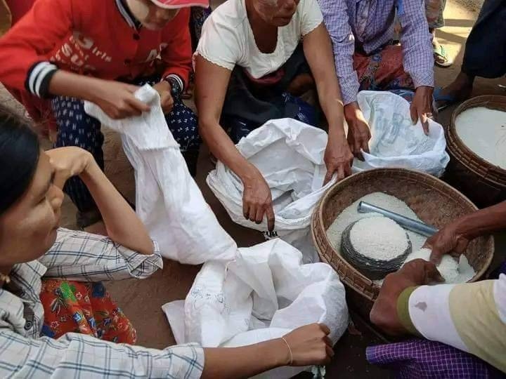 စစ်ရှောင်နေတဲ့ အိမ်ထောင်စု ၃၅၀ အတွက် ဆန်နဲ့အဝတ်အထည်များ သွားရောက်လှူဒါန်း
