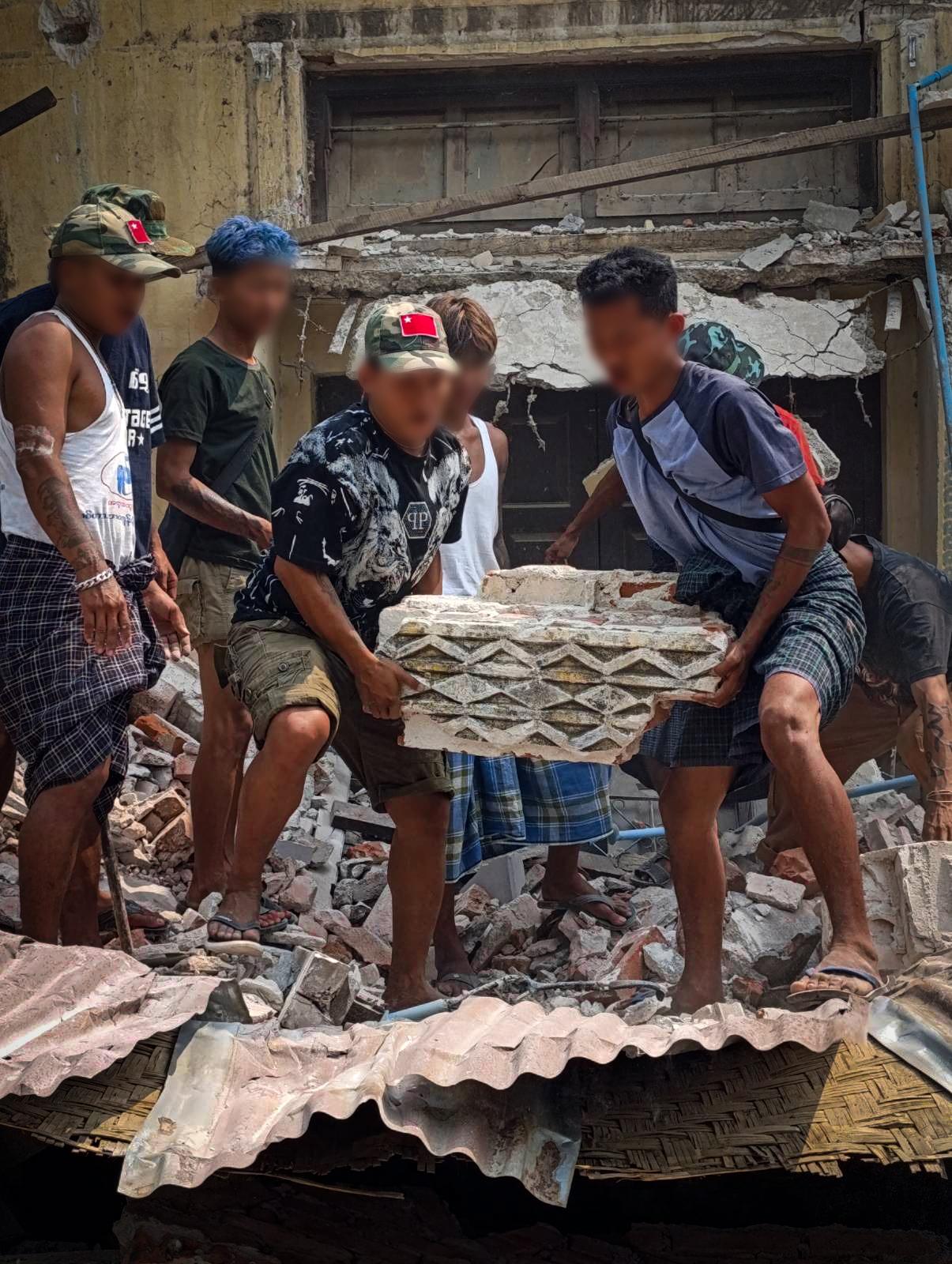 စစ်ကိုင်းမှာ ကယ်ဆယ်ရေးလုပ်ငန်းတွေလုပ်ဆောင်နေတဲ့ ပသုံးလုံး တပ်ဖွဲ့ဝင်များ