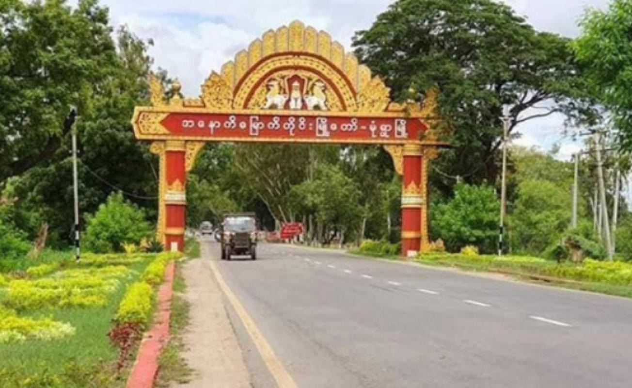 ချောင်းဦး-မုံရွာလမ်းပိုင်းမှာ စစ်တပ်က ဒေသခံ ၅ ဦးကိုဖမ်းပြီး ဓားစာခံလုပ်ထားလို့ PDF က လမ်းပိုင်းယာယီပိတ်