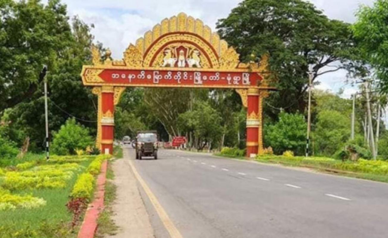 ချောင်းဦး-မုံရွာလမ်းပိုင်းမှာ စစ်တပ်က ဒေသခံ ၅ ဦးကိုဖမ်းပြီး ဓားစာခံလုပ်ထားလို့ PDF က လမ်းပိုင်းယာယီပိတ်