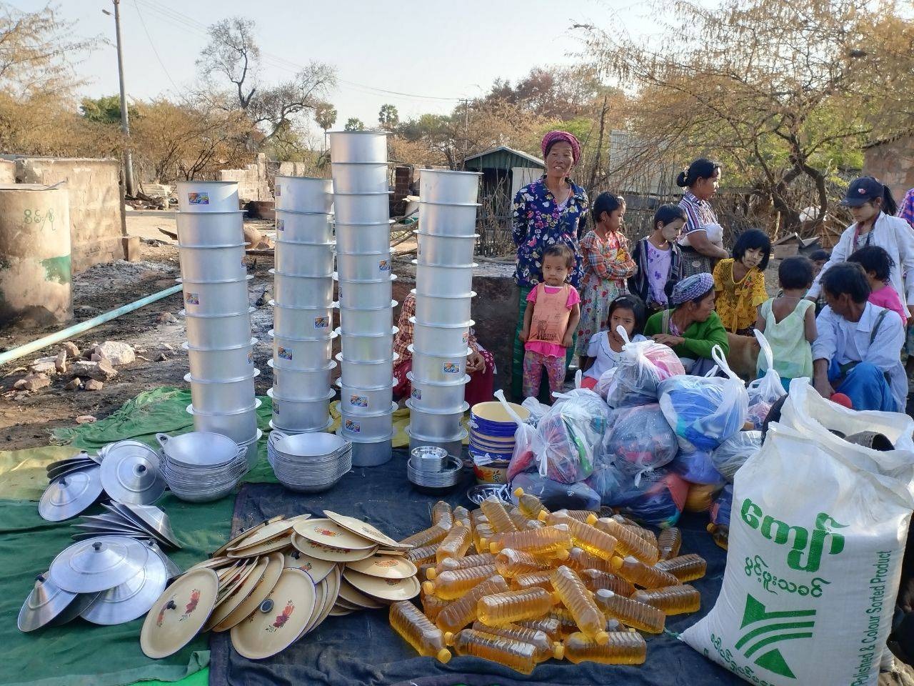 ဆားလင်းကြီးကမီးဘေးသင့်၃ ရွာကို မီးဖိုဆောင်သုံးပစ္စည်းနဲ့အဝတ်အထည်လှူ
