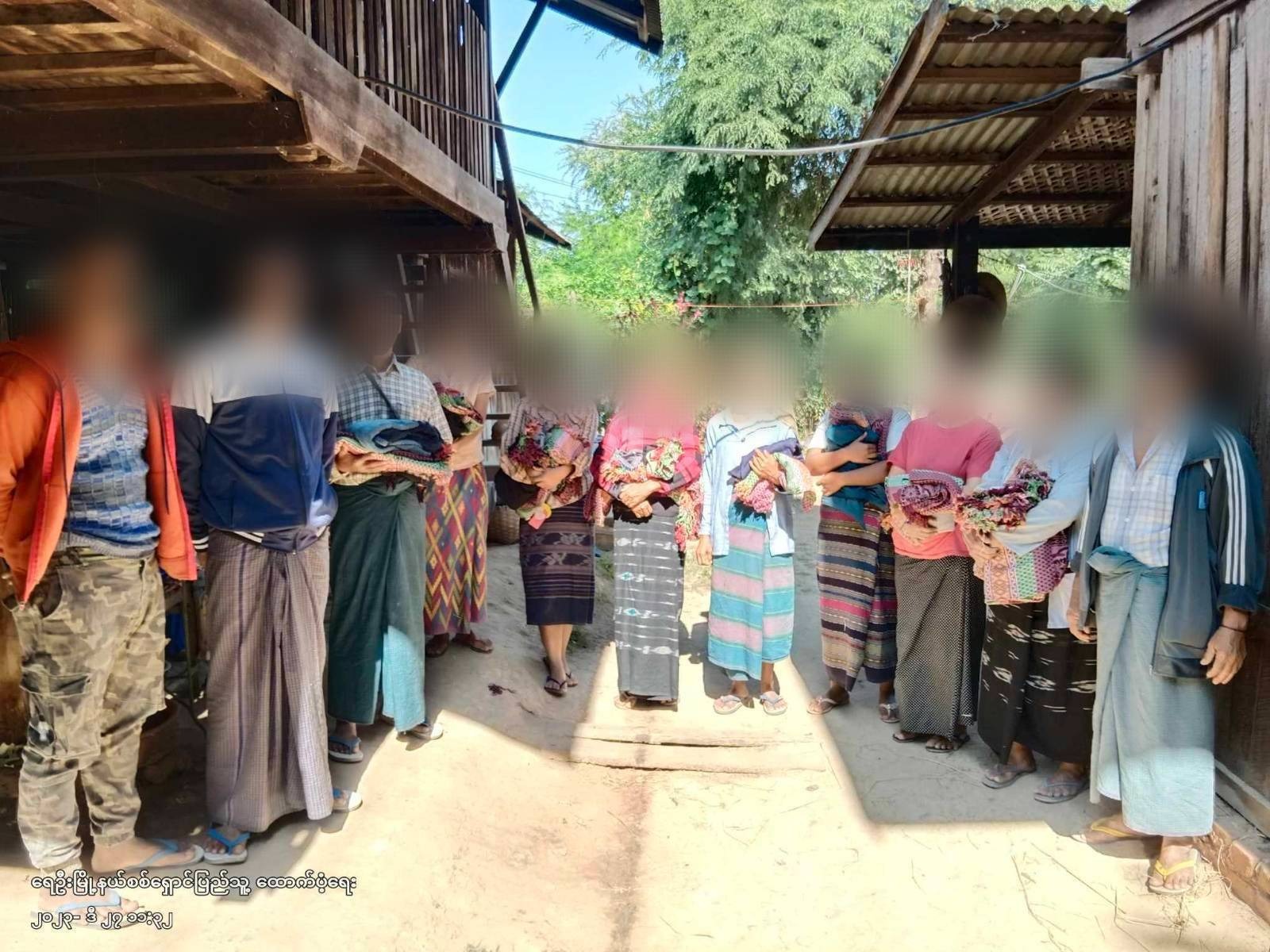 ရေဦးက မီးဘေးသင့်သူတွေကို အနွေးထည်နဲ့ ခြုံစောင်တွေပေးဝေ
