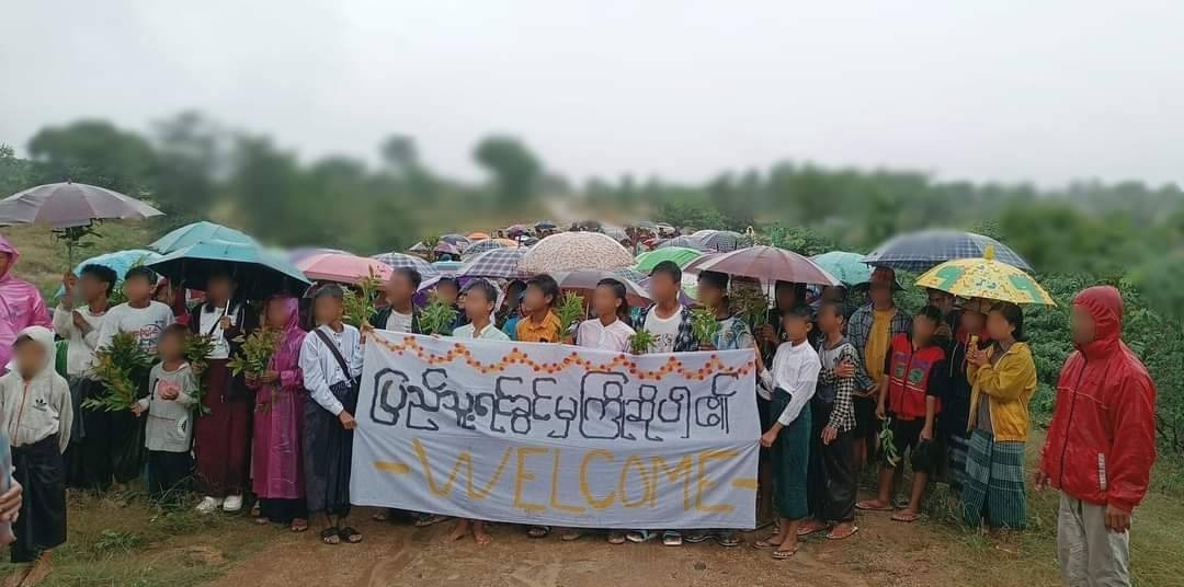မုံရွာက စစ်သားနဲ့ ရဲဝန်ထမ်းတွေ ပြည်သူ့ရင်ခွင် ခိုလှုံဖို့ လူထုလှုပ်ရှားမှုပြုလုပ်