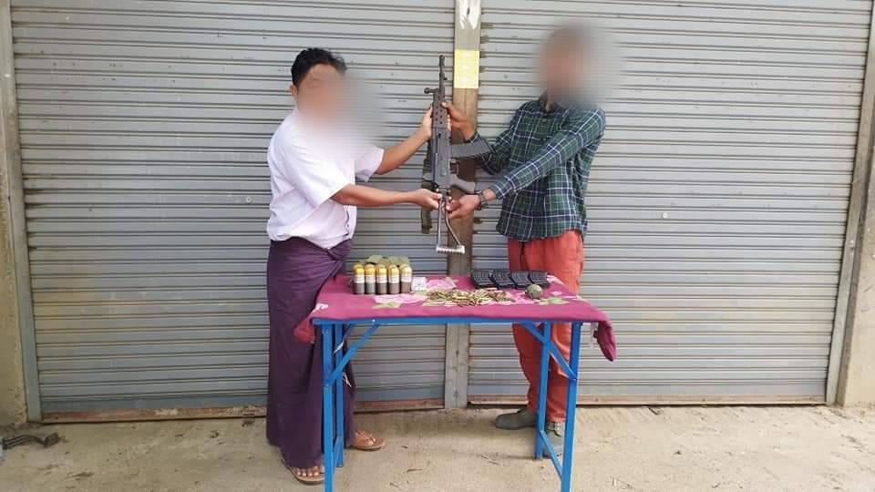 ပုလဲမှာ လက်နက်ခဲယမ်းနဲ့ ပြည်သူ့ရင်ခွင်ခိုလှုံလာတဲ့ စစ်သားကို ဆုငွေသိန်း ၁၀၀ ကျပ်ပေးအပ်