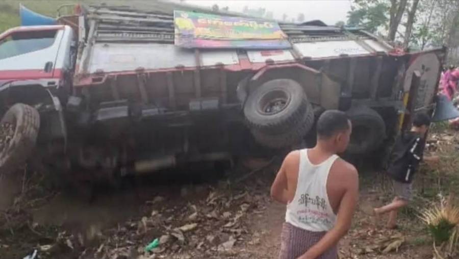 မင်းလှမှာ ဆိုင်းအဖွဲ့ကားတိမ်းမှောက်လို့ ၁၃ ဦးဒဏ်ရာရ