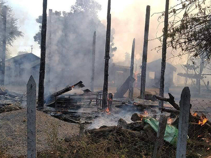 မိုင်းဆွဲခံရတဲ့ စစ်တပ်က ဒေသခံ ၂ ဦးကိုသတ်ပြီး အိမ် ၁၅ လုံးနဲ့ ကား၊ ဆိုင်ကယ်တွေကို မီးရှို့ဖျက်ဆီးသွား