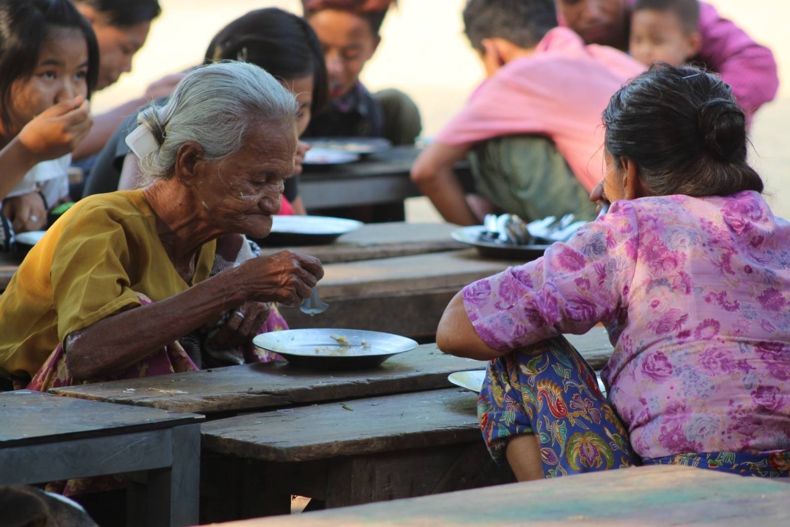 မွေးနေ့အလှူအဖြစ် ဆာလင်းကြီး မီးဘေးသင့်ရွာက လူကြီး၊ ကလေး ၂၅၀ ကို ကြာဇံချက်ကျွေး