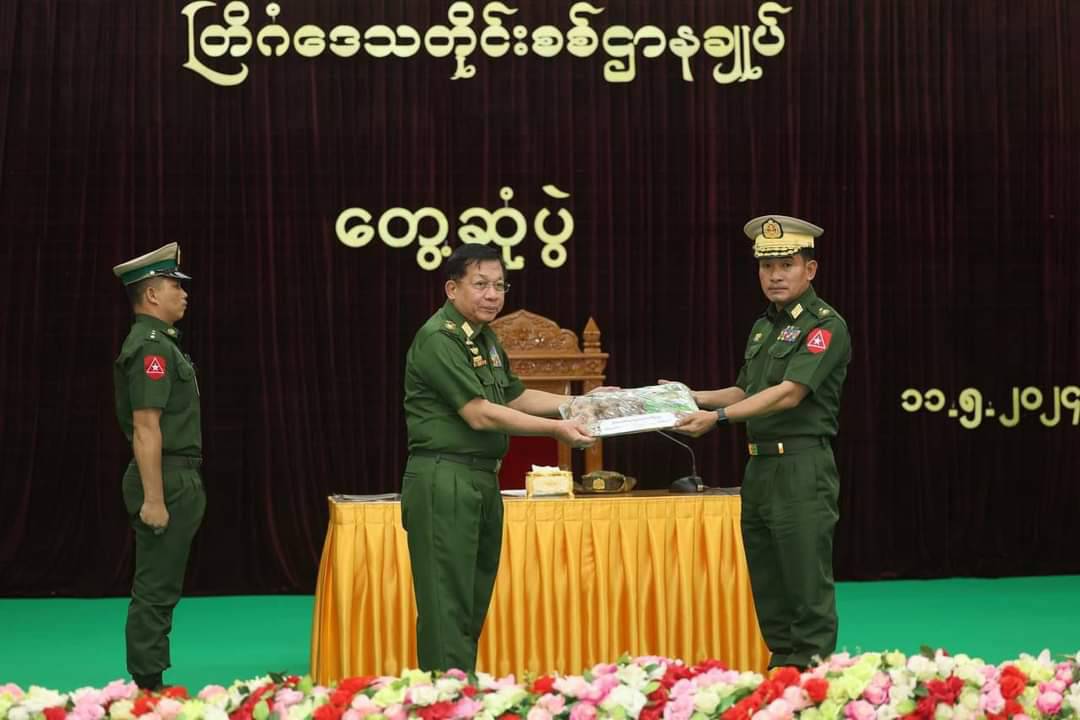 ဖမ်းဆီးစစ်ဆေးခံရကြောင်းသတင်းထွက်ပြီး လူမြင်ကွင်းကပျောက်နေတဲ့ ဒုဗိုလ်ချုပ်ကြီး ညိုစော စစ်ခေါင်းဆောင်နဲ့အတူ ပြန်တွေ့ရ