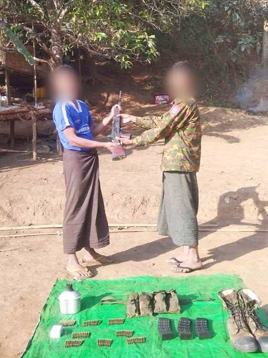 တပ်မ ၉၉ က စစ်ကောင်စီတပ်ဖွဲ့ဝင် ၁ ဦး လက်နက်ခဲယမ်းတွေနဲ့ ဘက်ပြောင်းခိုလှုံ