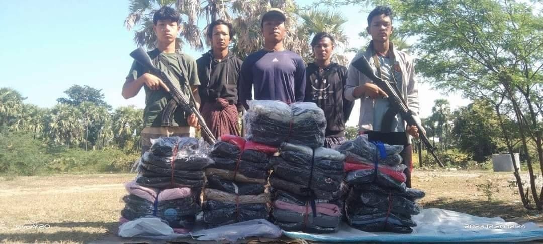 စောင်တထည်ကို ရဲဘော်နှစ်ယောက်မျှခြုံနေရလို့ ထောက်ပို့တွေကကူညီ