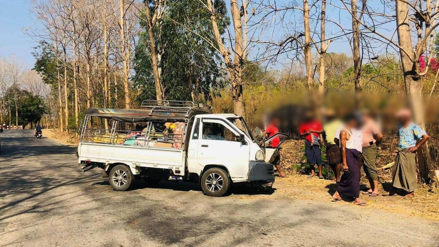 ပန်းတောင်းမှာ ကားတစီး လမ်းဘေးသစ်ပင် ဝင်တိုက်လို့ ယာဥ်မောင်းသေဆုံး