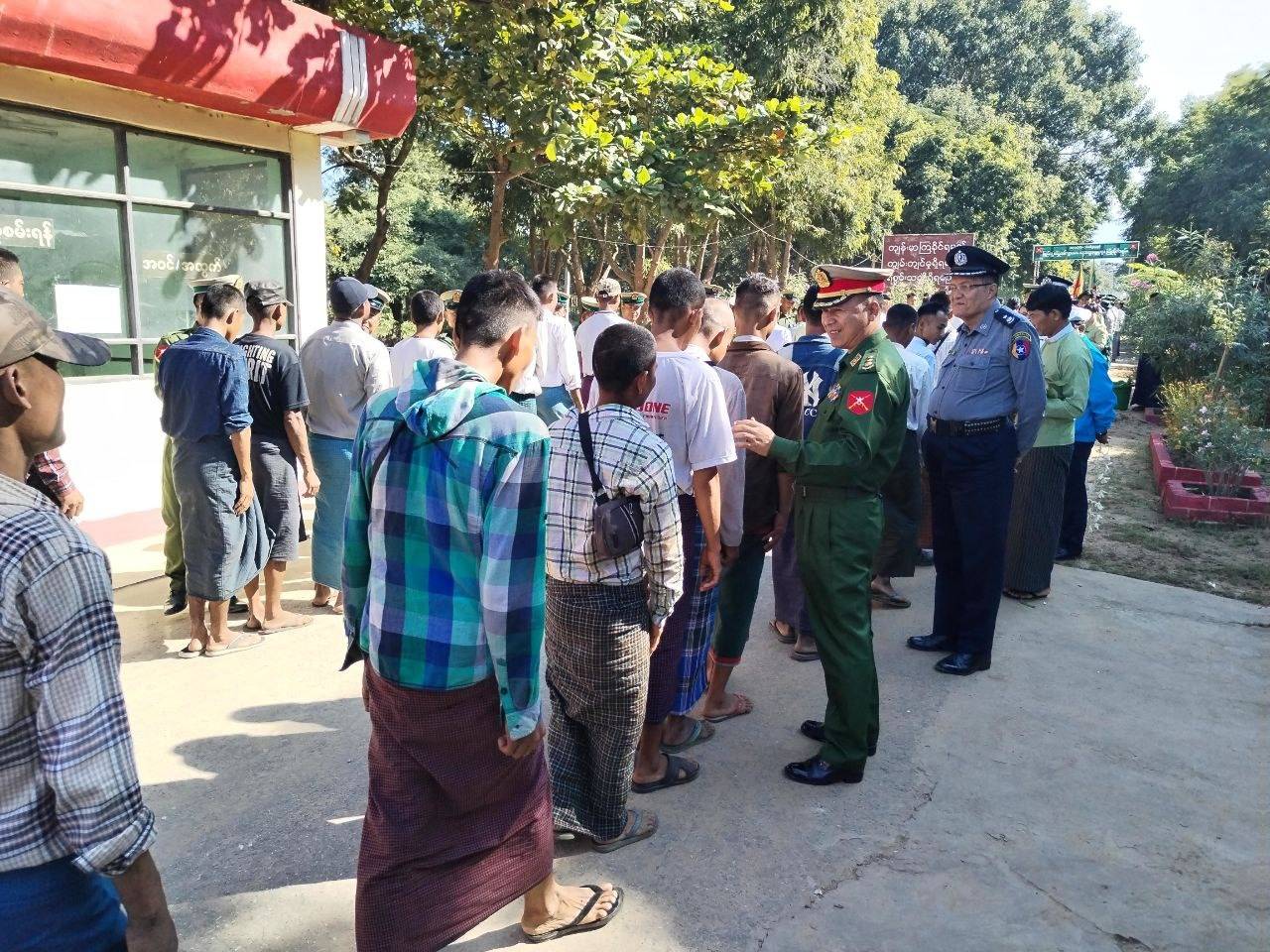 အိမ်ငှားနေထိုင်တဲ့ လူငယ် ၃ ဦးကို ဧည့်စာရင်းမတိုင်လို့ဆိုကာဖမ်းဆီးပြီး စစ်မှုထမ်းဖို့ထည့်    ■ ပြည်မှာ စစ်မှုထမ်းဖို့ဖမ်းဆီးမှုတွေ ဆက်တိုက်ပြုလုပ်နေပြီး နေအိမ်ပေါ်အထိ တက်ရောက်ဖမ်းဆီး