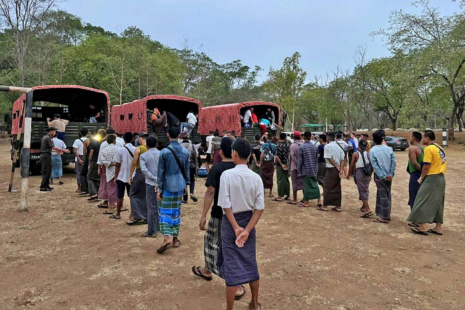 စစ်မှုထမ်းအပတ်စဉ် ၂ အတွက် မြေလတ်ဒေသက လူငယ် ၈၀၀ ကျော် အဓမ္မဖမ်းဆီးခံရ