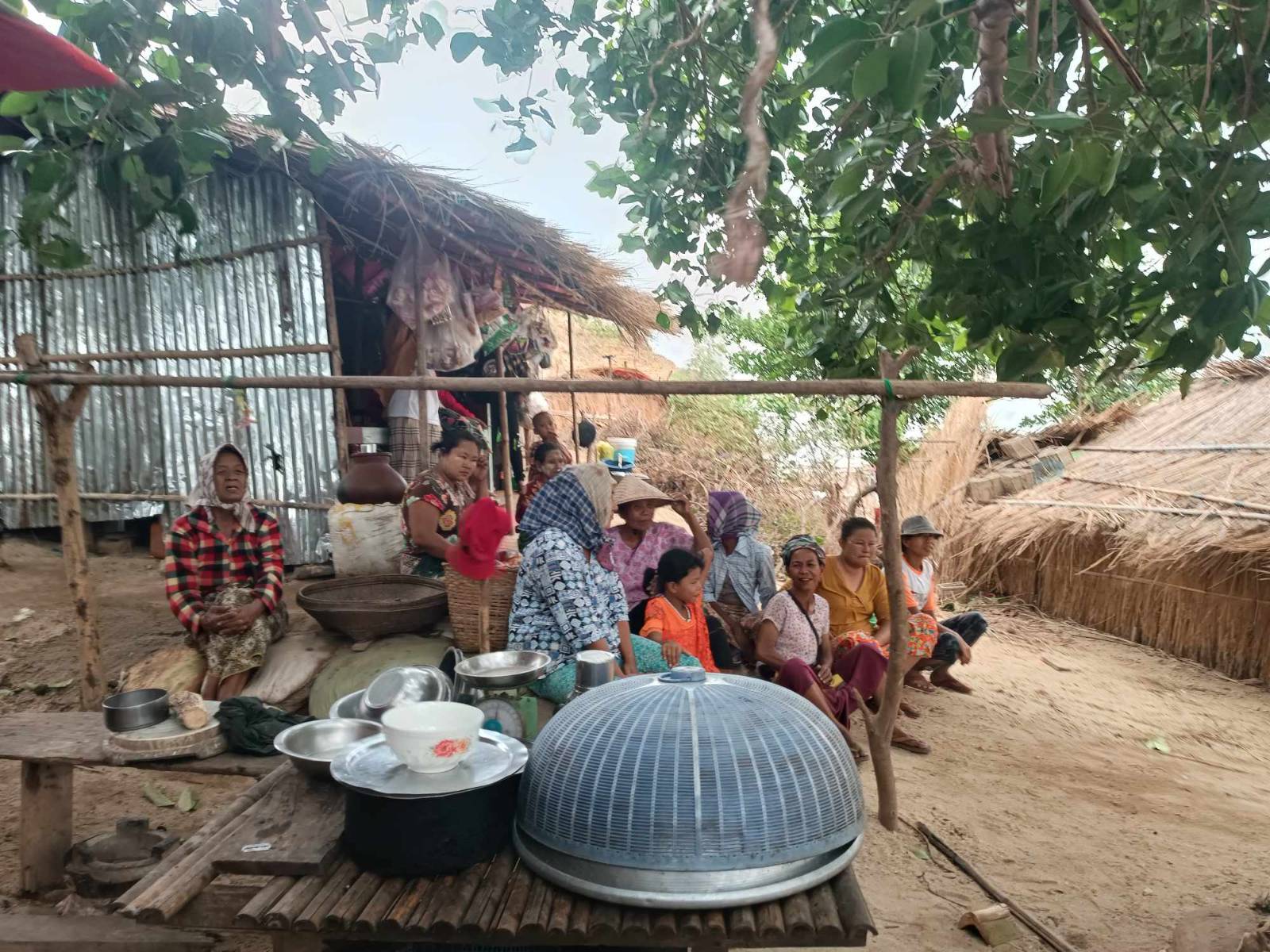 ရှိန်းမကားရွာက စစ်ရှောင်တွေကို ရိက္ခာနဲ့ဆေးဝါးထောက်ပံ့