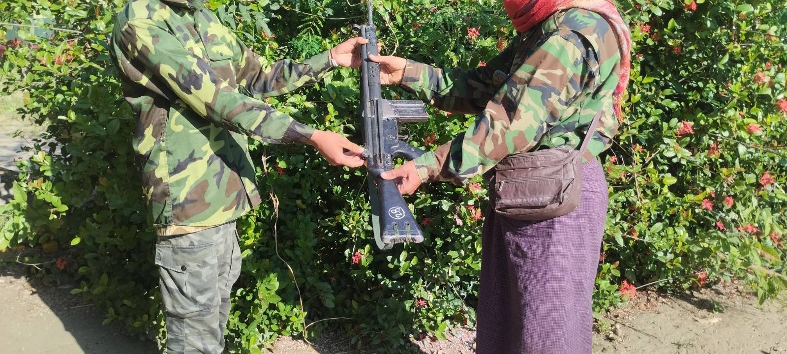 လူငယ်ပျူစောထီး ညီအကိုနဲ့ မိသားစုဝင် ၁၂ ဦး လက်နက်၊ခဲယမ်းတွေနဲ့အတူ အလင်းဝင်လာ