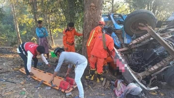 သစ်တင်လာတဲ့ ၁၀ ဘီးကားက နေအိမ်ဝင်တိုက်လို့ ကလေးငယ် ၁ ဦး သေဆုံးပြီး ၂ ဦး ဒဏ်ရာရ