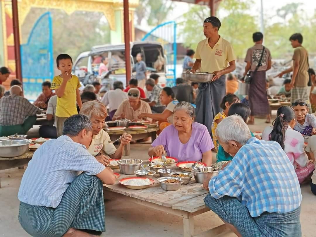 ကာလရှည် စစ်ရှောင်ပြည်သူတွေကို စားသောက်ကုန်များထောက်ပံ့၊ မိုးတွင်း ဆန်ပြတ်မှာ စိုးရိမ်နေကြ