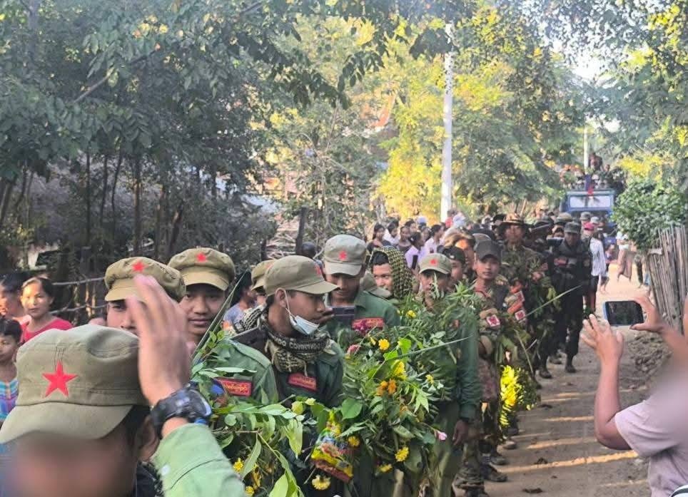 ရေလာလေးစခန်းသိမ်း ပြန်လာတဲ့ ရဲဘော်တွေကို ဒေသခံတွေ ကြိုဆို