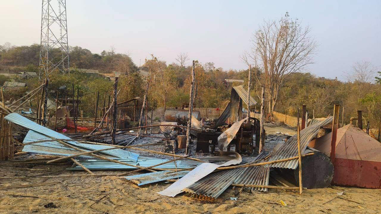 ပေါက်နဲ့မြိုင်အစပ် ရေနံမှော်နဲ့ရွာတွေမှာ လေယာဉ်ဗုံးကြဲခံရလို့ ၁၃ ဦးထက်မနည်းသေဆုံးပြီး ၁၀ ဦးကျော်ဒဏ်ရာရ    ■ ပေါက်နဲ့မြိုင်မှာ လေယာဉ်ဗုံးကြောင့် ၇ ရက်အတွင်း ဒုတိယအကြိမ်မြောက် လူဆယ်နဲ့ချီသေဆုံးမှုဖြစ်