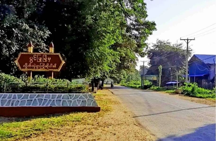 ဆင်လူးရွာပျူစောထီးတွေက Jammer တပ်ဆင်ဖို့ဆိုကာ ၁ အိမ်ကျပ် ၃ သိန်းတောင်းခံနေပြီး မပေးဘဲထွက်ပြေးသူတွေရဲ့ နေအိမ်တွေကိုဖျက်ဆီး