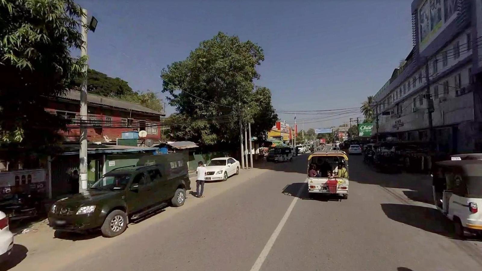 မကွေးမြို့လယ်ခေါင် လူမြင်ကွင်းမှာ ရဲ ၁ ဦး နဲ့ ယာဥ်ထိန်းရဲ ၁ ဦး ပစ်ခတ်ခံရပြီး သေဆုံး