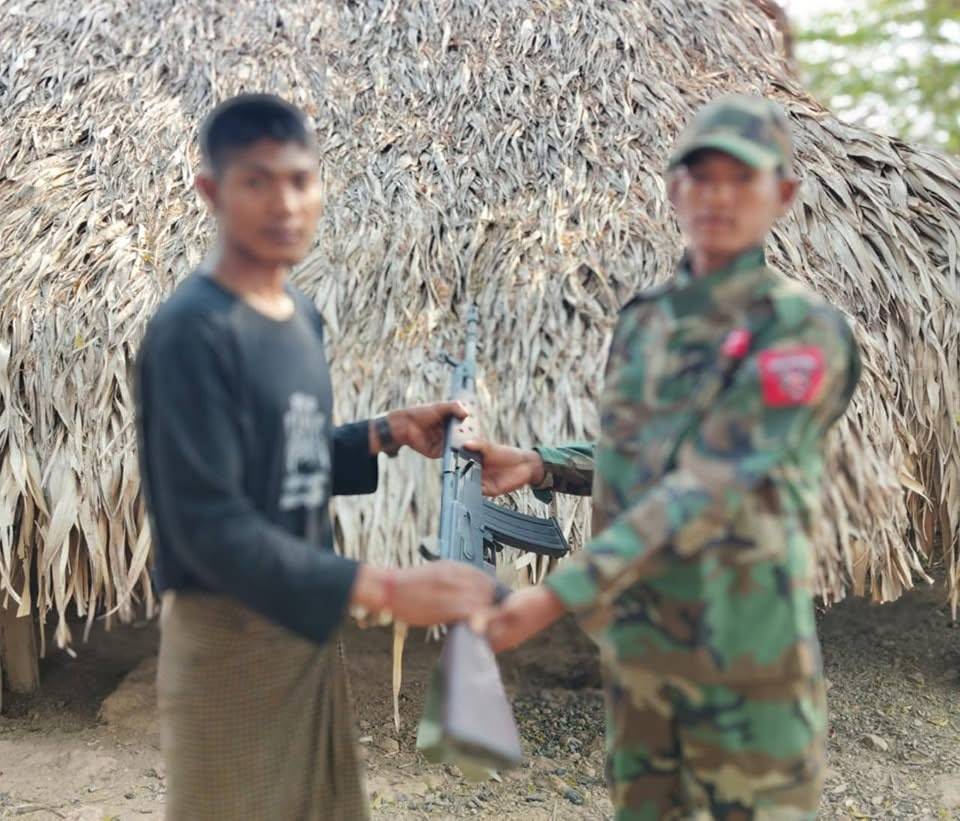 ခလရ ၂၅၈ က စစ်ကောင်စီတပ်ဖွဲ့ဝင် ၁ ဦး သေနတ် ၁ လက်နဲ့ ဘက်ပြောင်းခိုလှုံ