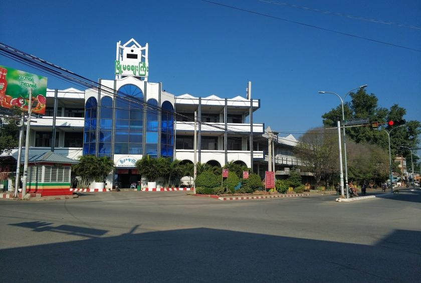 စစ်ကိုင်းမြို့မဈေးထဲ အသံမိုင်းကွဲပြီးနောက် စစ်တပ်ကပစ်ခတ်လို့ ပြည်သူ ၁ ဦး ကျည်ထိမှန်