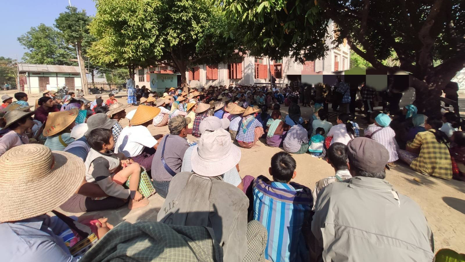 ခင်ဦးမှာ မီးရှို့ခံရတဲ့အိမ်ထောင်စုတွေအတွက် မြို့နယ်အုပ်ချုပ်ရေးအဖွဲ့က ဦးဆောင်လှူဒါန်း