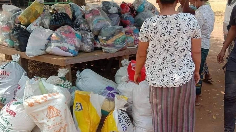 အိမ်မီးရှို့ခံရတဲ့ ဒေသခံတွေအတွက် အဝတ်အထည်နဲ့စားသောက်ကုန်တွေ ထောက်ပံ့