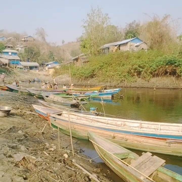 တောင်ညိုဆည်မှာတာဝန်ကျတဲ့ဗိုလ်မှူးက ဒေသခံတွေဆီက အဓမ္မငွေတောင်းနေ