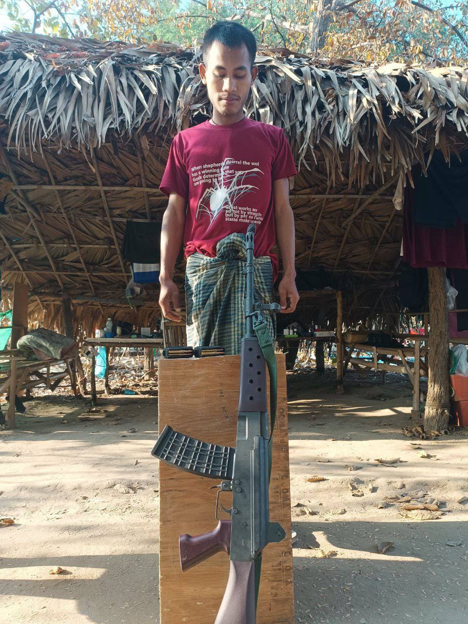 လိုင်းကားမောင်းရင်းပေါ်တာဆွဲခံရပြီး စစ်မှုထမ်းရသူတဦး လက်နက်နဲ့ဘက်ပြောင်းခိုလှုံလာ