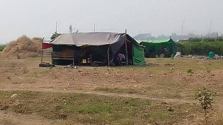 ရွာတွေကို လက်နက်ကြီးနဲ့ပစ်နေလို့ ဒေသခံ ၁ သောင်းကျော် ထွက်ပြေးနေရပြီး လယ်ကွင်းပြင်တွေထဲ တဲထိုးနေရ