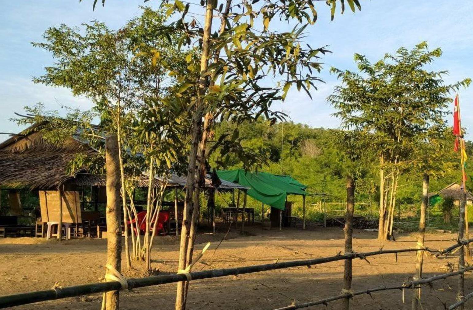 နတ်တလင်းမှာ စစ်တပ်က စာသင်ဆောင်နဲ့ ယာတဲတွေကို မီးထပ်ရှို့နေ