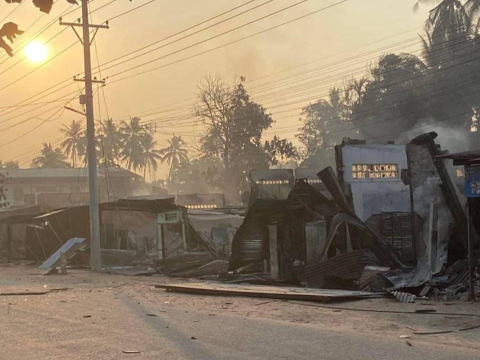 ထန်းတပင်တိုက်ပွဲ လေကြောင်းဗုံးကြဲမှုဆက်တိုက်ပြုလုပ်နေပြီး အရပ်သား ၁၀ ဦးခန့်သေဆုံးထားကာ ဒေသခံ ၅၀၀၀ ကျော်ပြေးနေရ