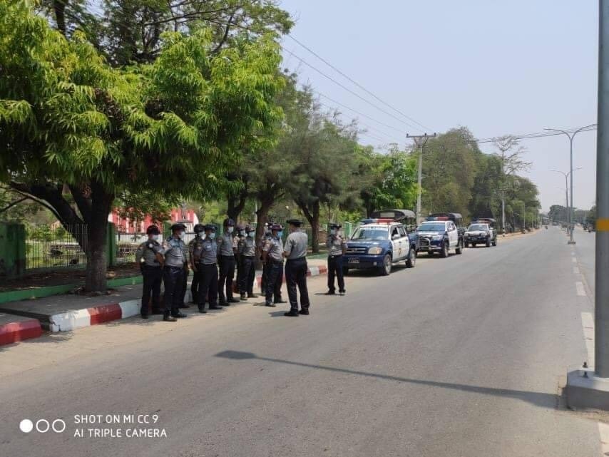 စစ်ကောင်စီ ဒုဝန်ကြီးခရီးစဉ် လမ်းကြောင်းလုံခြုံရေးရဲတွေအပစ်ခံရပြီး ၃ ဦးသေ၊ လက်နက်တွေလည်းပါသွား