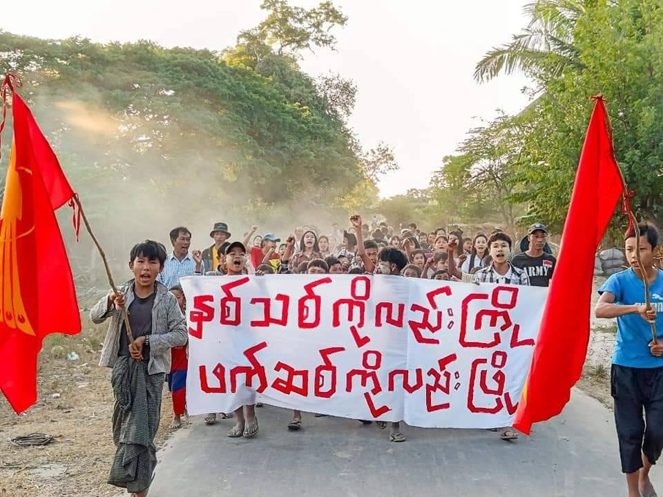 "နှစ်သစ်ကိုလည်းကြို ဖက်စစ်ကိုလည်းဖြို" (Photo news)