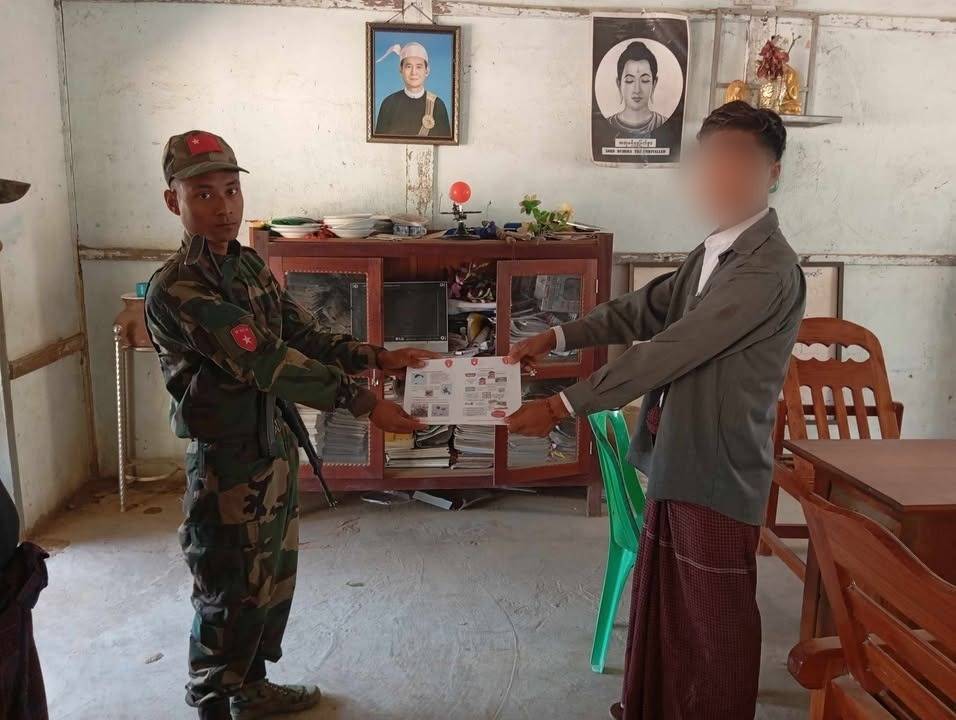 စက်တပ်လေထီး အသိပညာပေးစာစောင်တွေကို ကျေးရွာပေါင်း ၂၂ ရွာမှာ ဖြန့်ဝေခဲ့