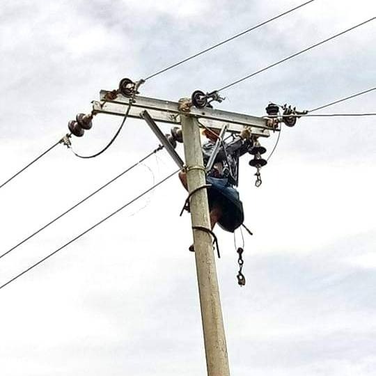 လျှပ်စစ်မီးမကြာခဏပျက်တဲ့ ပဲခူးအနောက်ခြမ်းမှာ လျှပ်စစ်မီးကြိုးတွေ ပေထောင်ချီပြီး အခိုးခံနေရ