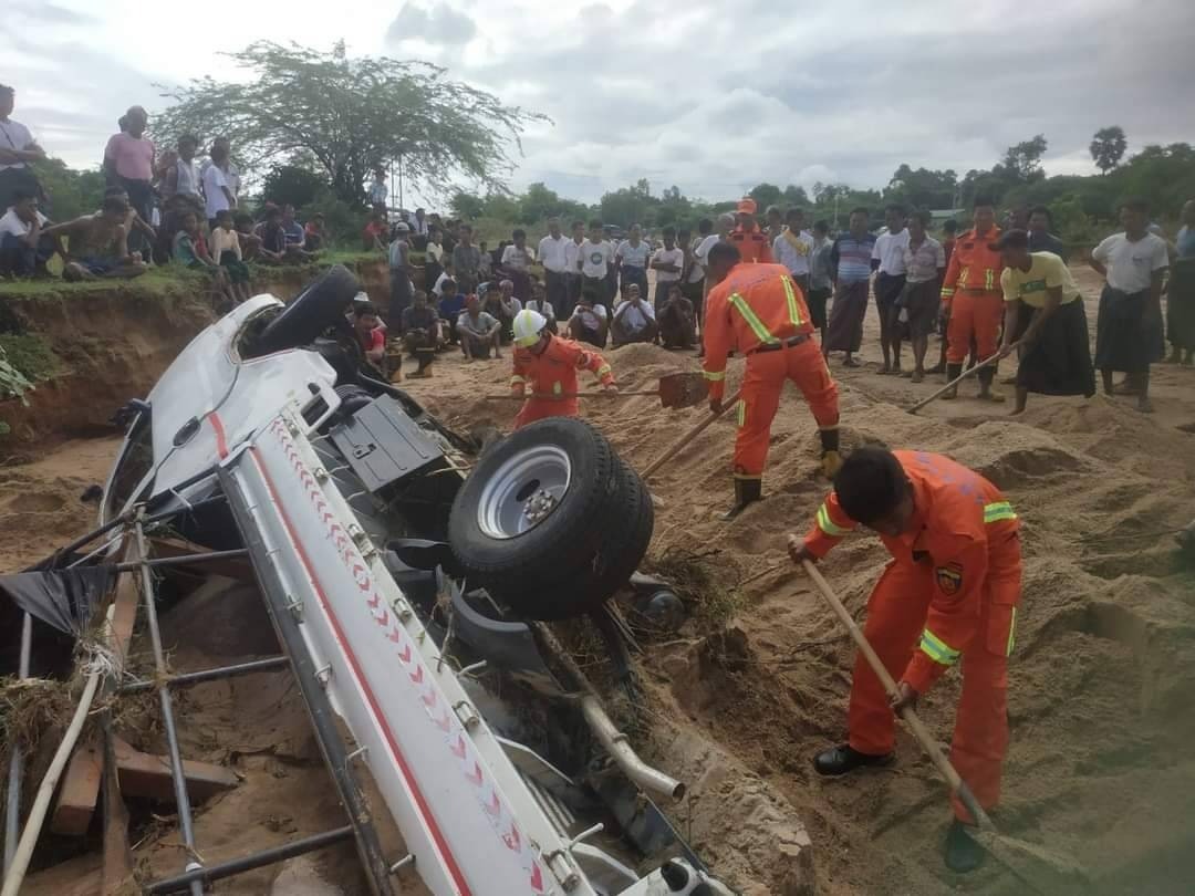 မိုးရွာချိန် သဲချောင်းကို ကားနဲ့ဖြတ်ဖို့ကြိုးစားတဲ့ သားအဖ ကားနဲ့အတူ ချောင်းထဲ မျောပါသေဆုံး