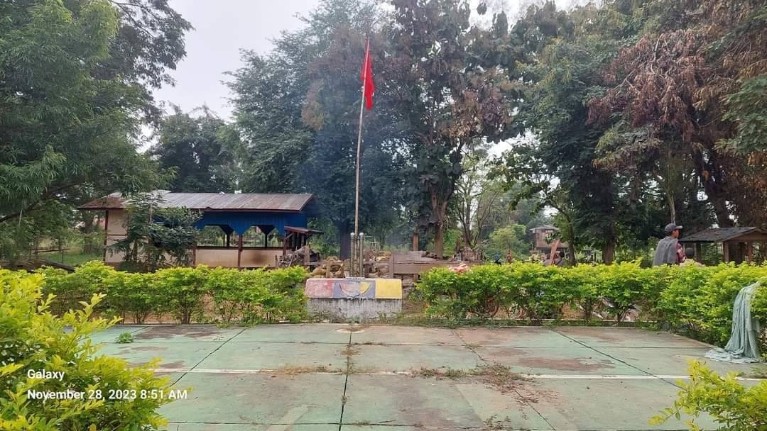 လူသားဒိုင်းအသုံးပြုကာ စခန်းစွန့်သွားတဲ့ စစ်အုပ်စုရဲ့ စခန်းကို မီးရှို့ပြီး ရဲကားတချို့သိမ်းဆည်း