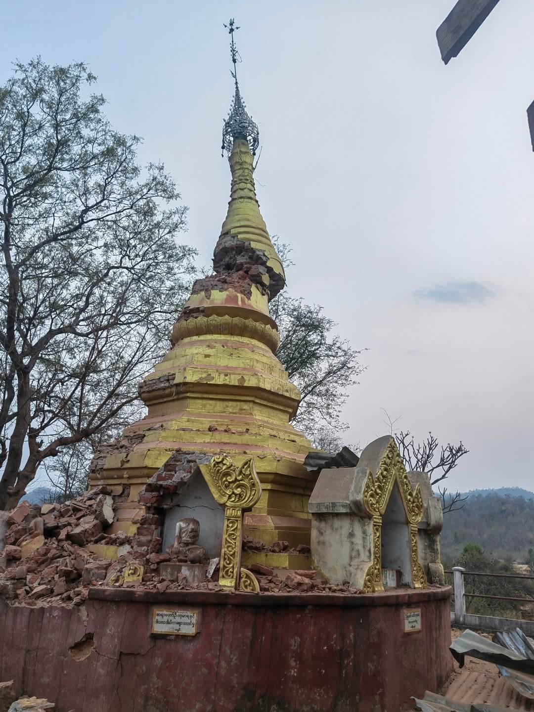 စလင်းမှာ ဘုန်းကြီးကျောင်းဗုံးကြဲခံရလို့ အမျိုးသား ၁ ဦးသေပြီး ကိုယ်၀န်သည် ၁ ဦးအပါ ၃ ဦးဒဏ်ရာရ