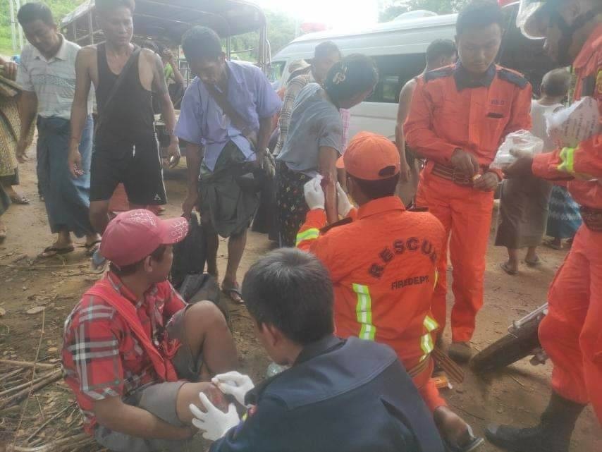 ဆိုင်ကယ်ကိုရှောင်ရာက စျေးကားမှောက်ပြီး လူ ၁၃ ဦးဒဏ်ရာရ