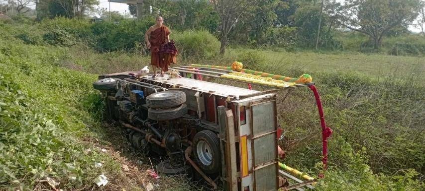 စိန်ဖူးတော်ပင့်လာတဲ့ကား ယာဥ်တိုက်မှုဖြစ်လို့ သံဃာ ၁၄ ပါး ဒဏ်ရာရ