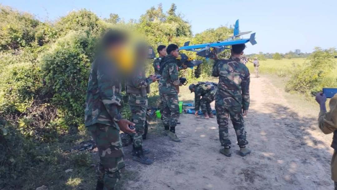 ရေဦးမှာ စစ်ဆေးရေးလုပ်နေတဲ့ စစ်ကောင်စီတပ်ဖွဲ့ဝင်တွေ ဒရုန်းနဲ့ဗုံးချတိုက်ခိုက်ခံရပြီး ၃ ဦး သေဆုံး