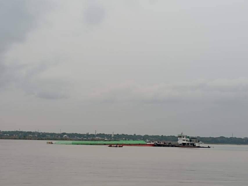 Alpha ဘိလပ်မြေအိတ် ငါးသောင်းကျော်တင်လာတဲ့ တွဲသင်္ဘော ဧရာဝတီမြစ်အတွင်းနစ်မြုပ်