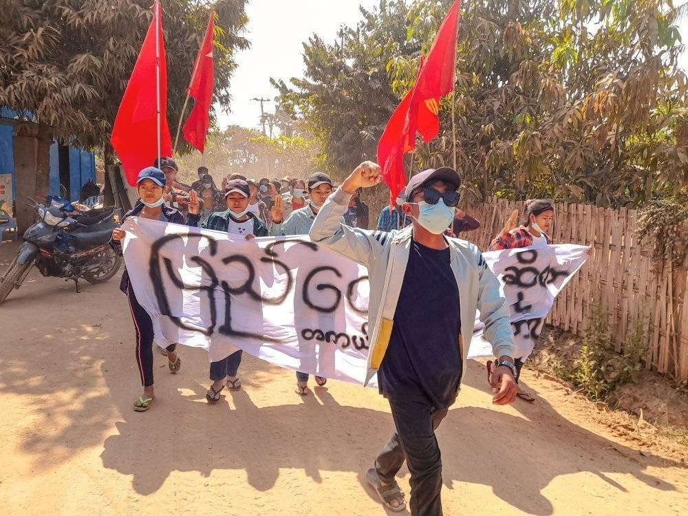 ဒီပဲယင်းမှာ ပင်လုံစာချုပ်ချုပ်ဆိုတဲ့နေ့ အထိမ်းအမှတ်အဖြစ် ချီတက်ဆန္ဒပြ