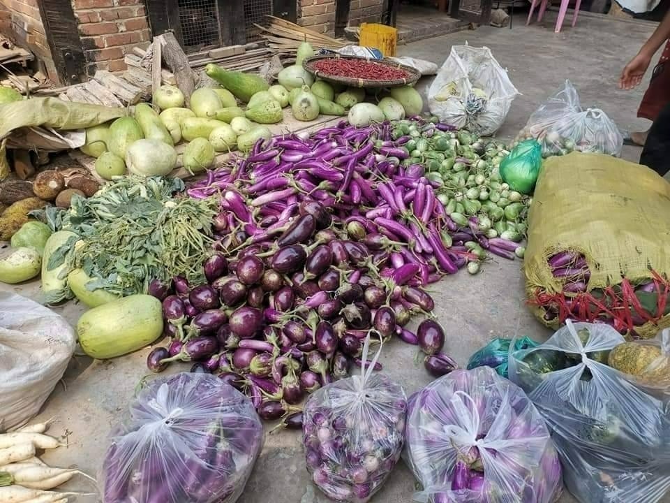 လူဦးရေ ၃၀၀ နီးပါးရှိတဲ့ စစ်ရှောင်စခန်းကို ကုန်စိမ်းနဲ့မုန့်များ လှူဒါန်း