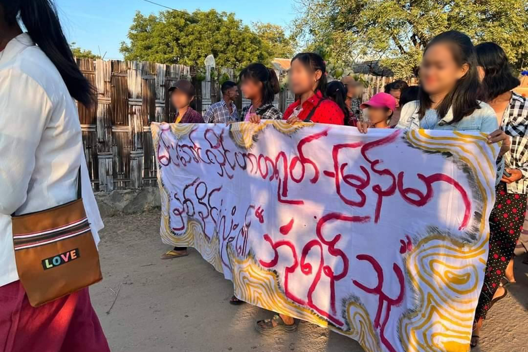 လူအင်အား ရာကျော်ပါဝင်တဲ့ မုံရွာလူထုသပိတ် (Photo News)