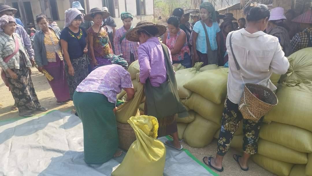 ထီးလင်းက စစ်ရှောင်တွေကို ကျပ်သိန်း ၁၂၀ ကျော်တန်ဖိုးရှိ ဆန်နဲ့ဆေးဝါးတွေထောက်ပံ့