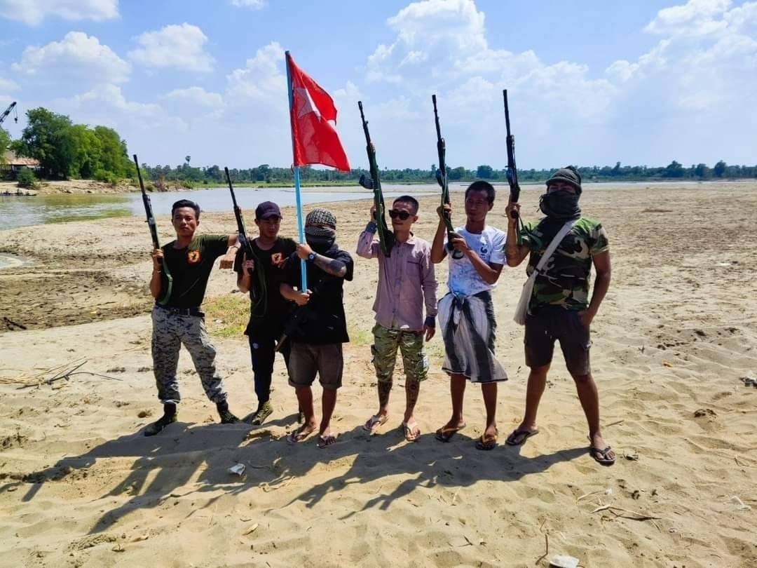 NUG က ယင်းမာပင်ခရိုင် တပ်ရင်း (၁၆)ကို ပထမဆုံးအကြိမ်အဖြစ် လက်နက် ၅ လက်တပ်ဆင်ပေး